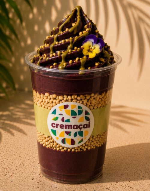 Bowlaçaí cremaçai con toppings, chocolate y flor comestible